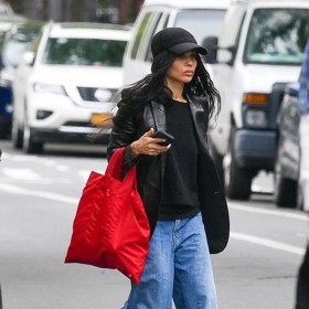 Zpěvačka Zoë Kravitz nedávno nasadila fotbalové kecky k široce střiženým naddimenzovaným džínám.