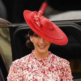 Vzorované šaty Samanthy Cameron působily ležérně, elegantní klobouček s rovnou širokou krempou jim ale dodal na sofistikovaném vzhledu.