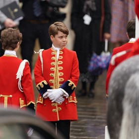 Korunovace krále Karla III. se zúčastnila i jeho tři vnoučata od prince Williama. Ústřední role patřila princi Georgovi, druhému následníkovi trůnu, který pomáhal nést královu vlečku.