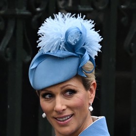 Vnučka královny Alžběty II. Zara Tindall při příchodu do Westminsteru nešetřila úsměvy. Její elegantní vzhled doladil také propracovaný klobouček zdobený stuhami a peřím.