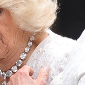 Její krk zdobil náhrdelník, který měla na korunovaci i královna Alžběta II. 