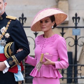 Královna Letizia dorazila do Westminsteru v perfektně sladěném růžovém kostýmku s pouzdrovou sukní, který doladila nepřehlédnutelným kloboukem a růžovými doplňky.