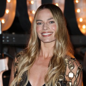 Styl plný odhalování okouzlil i novodobou Barbie Margot Robbie. Přehlídku Chanel ozdobila svým zjevem v podprsenkovým topu a flitrovaném bolerku.