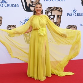 Mladší sestra zpěvačky Kylie Minogue Dannii dorazila na červený koberec v lehoučké šifonové róbě ve výrazném žlutém odstínu a jasně oslnila.