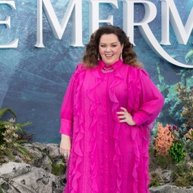 Melissa McCarthy na premiéře Malé mořské víly v krásné róbě Maison Valentino v odstínu Viva Magenta.