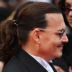 Na zahájení 76. ročníku filmového festivalu v Cannes si Johnny Depp svázal vlasy do culíku. Zaujala nás jak zdobná gumička, tak i zlatá náušnice. 