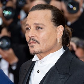 Na druhém uchu má Johnny dlouhodobě spínací špendlíky - zlatý a diamantový, které doplnil ještě třetí náušnicí, což je klasický kroužek. 