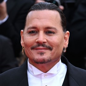 Z tohoto úhlu je lépe vidět tvar spínacího špendlíku náušnic v levém uchu. 