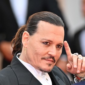 Námořnický uzel vytvořil nadějný francouzský šperkař Emmanuel Tarpin. Symbolicky připomíná zásadní roli Johnnyho Deppa v Pirátech z Karibiku. Všimněte si i množství náramků na zápěstí. 