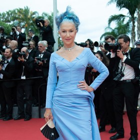 Do modré barvy se od hlavy až k patě oblékla Helen Mirren. Modré šaty byly šité na míru milánskou značkou Del Core.  