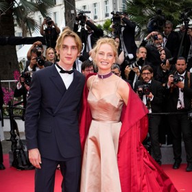 Nádhernou róbu od Christiana Diora oblékla Uma Thurman, kterou doprovázel její syn Levon Roan Thurman-Hawke. 