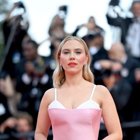 Šaty Prada na letošním festivalu v Cannes výrazně zarezonovaly. Scarlett Johansson v podpoře viditelné podprsenky vzápětí následovaly i další známé tváře.