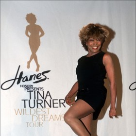 Propagace jejího turné v roce 1997 se bez ultrakrátké sukně také neobešla. V té době holdovala Tina také svému dnes již ikonickému krátkému účesu.