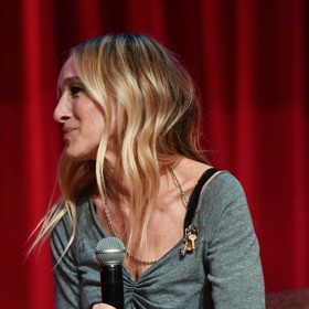 Viditelné prádlo okouzlilo i herečku Sarah Jessiku Parker. Pár let zpět by jistě ramínko podprsenky takto viditelně vyčuhovat nenechala. Pokud by to ovšem nebylo součástí dokonalého stylingu seriálu Sex ve městě...