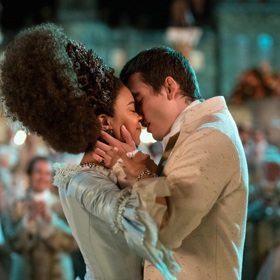 Šestidílná minisérie Královna Šarlota: Příběh Bridgertonových ukazuje zrod jedné z nejpopulárnějších postav příběhů rodiny Bridgertonových.