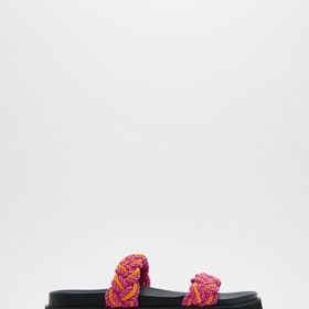 Provázkové prvky mohou zdobit i jednoduché páskové pantofle. Reserved, 859 Kč