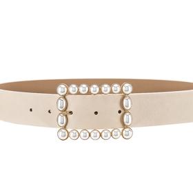 Obdélníkovou přezkou posetou perlami se chlubí také pásek z Revolve za 4 750 Kč.