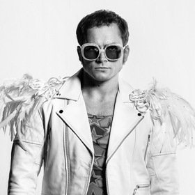 Rocketman: Příběh jednoho z nejúspěšnějších zpěváků historie není jen přehlídkou pozlátka. Elton John (Taron Egerton) totiž bojoval i s různými závislostmi.