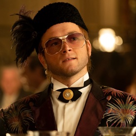 Taron Egerton se do role Eltona Johna ponořil téměř na tři roky. Nacvičoval jeho písně a pak mu vyholili vlasy, aby to vypadalo, že mu vypadávají. Podle Eltona herec nesl tuto část natáčení dost nelibě...