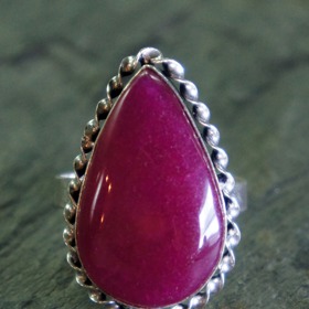 Rubín - růžový až červený drahokam.