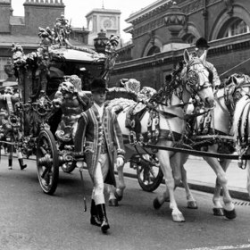 Alžbětu II. dovezl na korunovaci do Westminsterského opatství čtyřtunový kočár Gold State Coach, který byl vyroben v roce 1762.