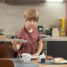 ...chce, aby se jeho rodiče opět dali dohromady. A začne dělat všechno pro to, aby se usmířili.