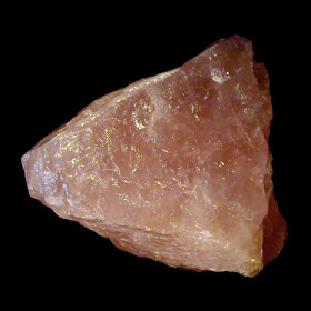 Růženín - růžový kámen s jemnou texturou, který pomáhá uklidnit mysl a podporuje lásku a soucit.