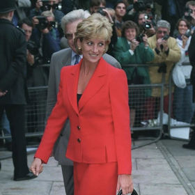 Lady Diana jí dala jméno a navždy naučila svět milovat svůj styl.