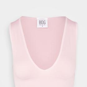 Jednoduchý přiléhavý top může suplovat obvyklý taneční trikot. Urban Outfitters, 660 Kč