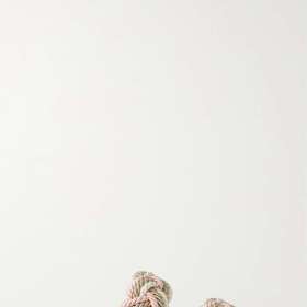 V luxusním provedení je nabízí i věhlasný módní dům Valentino. Valentino Garavani, 17 500 Kč