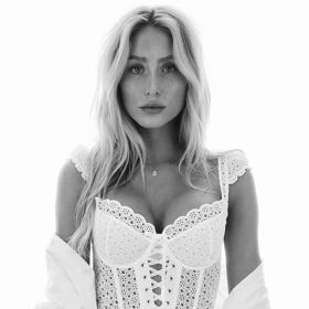 Kampaň Victoria's Secret, značky oblíbeného prádla, kterou od minulého týdne najdete oficiálně také v Čechách, cílí na milovnice sexy vzhledu. třeba tímto okouzlujícím podprsenkovým topem s prvky korzetu, který můžete směle nosit jako součást svých letních looků. Cena: 2 050 Kč