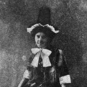 Na Violet Charlesworth čekalo veliké jmění. Vybrat si ho však mohla až v pětadvaceti letech. Díky šarmu si ale ještě předtím dokázala půjčit velký obnos peněz s příslibem, že vše vrátí z dědictví. Pár dnů před pětadvacátými narozeninami ale měla autem sjet z útesu. Nehoda? Nikoli. Ve skutečnosti utekla do Skotska. Za finanční podvody si odseděla dva roky.