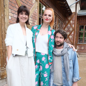 Herečka Pavla Dostálová se nedávno objevila na křtu nové knihy Jany Bernáškové. Zapózovala s kolegy Ivou Pazderkovou a Markem Němcem.