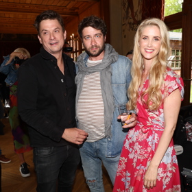 Jana Bernášková se svými dvěma filmovými známostmi - jejího druhého partnera si zahraje Tomáš Měcháček.