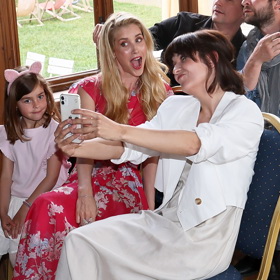 Herečka si na akci pořídila selfie s Janou Bernáškovou, podle jejíž knihy Jak přežít svého muže aktuálně vzniká film.