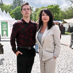 Do společnosti nedávno Nelu Boudovou doprovodil také jeden z jejích synů.