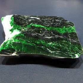 Jadeit - zelený kámen s vysokou tvrdostí, symbolizuje štěstí a dlouhověkost.