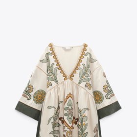 Folklorní či etno prvky inspirované přírodou nejen svou barevností, to je vyšívaná tunika Zara, 1 399 Kč.