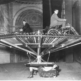 Na svých představeních prováděl Zishe Breitbart neobyčejné věci. Nechal po sobě jezdit motorkami i auty. Uměl také rozkousat železné obruče, uzvednout slůně a utáhnout kočár plný lidí.