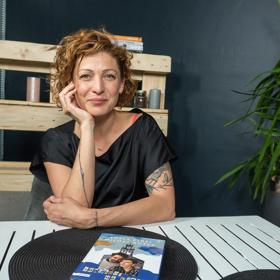 Stand-up komička Adéla Elbel byla hostem v talkshow Na kafeečko.