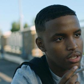 17: Sedmnáctiletý Abdi je potomek somálských imigrantů. Žije na předměstí Osla a většinu času tráví se svými kámoši venku, na budoucnost moc nemyslí. Jeho život se ale během pouhých sedmnácti dní změní k nepoznání...