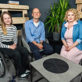 Theu a tátu sleduje na Instagramu více než 38 tisíc lidí.