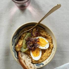 Obyčejná hrachová kaše s vejcem je plná bílkovin a zasytí na dlouhou dobu.