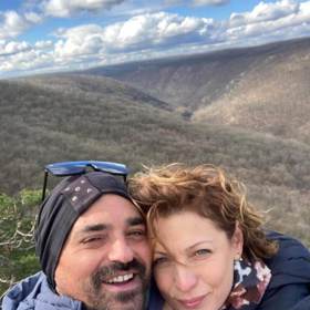 Dcery nesměly chybět ani na víkendové svatbě komičky Adély Elbel s partnerem Michalem Rožkem. Oba jsou velcí cestovatelé a trampové, a tak se jejich den D nemohl konat nikde jinde než na táboře pěkně s kytarou, pivečkem a buřty.