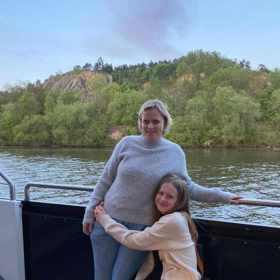 Thea se svou maminkou.