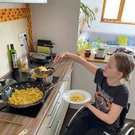 Thea je velmi samostatná.