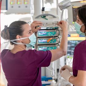 V Ústavu pro péči o matku a dítě v Praze-Podolí mají pro takto nedonošená miminka špičkově vybavené oddělení a umějí se postarat i o jejich usoužené rodiče. „Po pocitu ztráty kontroly nad situací je potřeba klienty zastabilizovat, tedy oslovit a zkontaktovat všechny prvky lidského systému v rámci trojúhelníku ‚hlava emoce tělo‘ a znovu je propojit. Nejdřív oslovujeme tělo, tedy, jestli dokáží rodiče spát a jíst. Pak sledujeme, zda jsou odřízlí od emocí, nebo se v nich naopak topí na úkor hlavy,“ vysvětluje psycholožka Tea Tesárková.