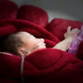 Časté jsou infekce, dechové a srdečně-cévní potíže nebo onemocnění sítnice nezralého oka.