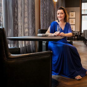 Šéfredaktorka Markéta si na první pohled zamilovala především královsky modrý odstín lehoučkých šatů Christian Berg.