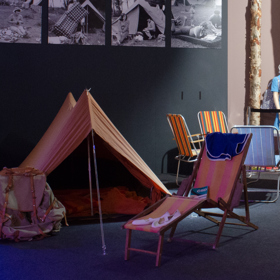 Nechybí notoricky známý oranžový stan ani lehátka.